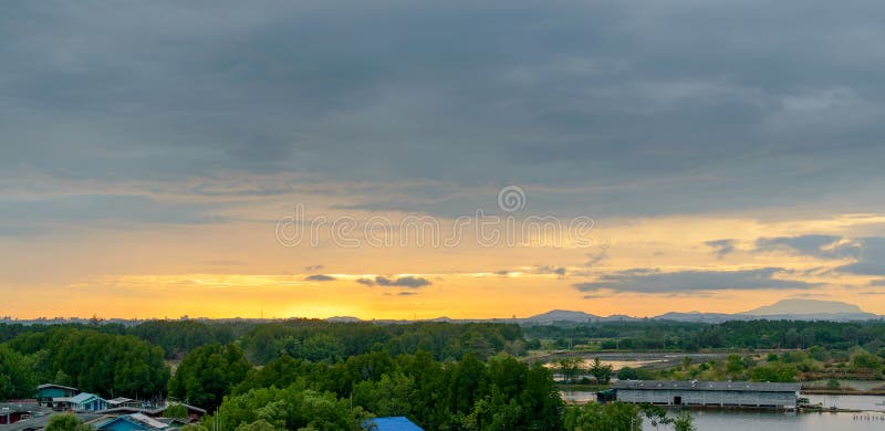 Piękny panorama widok zmierzchu tło w wsi Tajlandia zdjęcie royalty free Piękny panorama widok zmierzchu tło w wsi Tajlandia zdjęcie royalty free