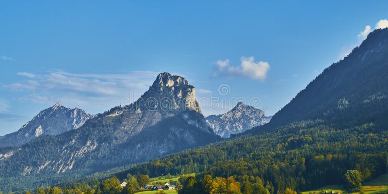 Piękny panoramiczny krajobraz z luksusowymi zielonej trawy gruntowymi i Alpejskimi górami blisko Wolfgangsee jeziora w Austria fotografia royalty free Piękny panoramiczny krajobraz z luksusowymi zielonej trawy gruntowymi i Alpejskimi górami blisko Wolfgangsee jeziora w Austria fotografia royalty free