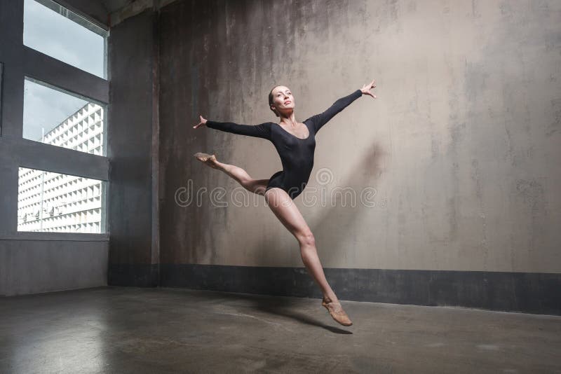 Piękny pełen wdzięku ballerine w czarnej praktyki baletniczych pozycjach obrazy royalty free Piękny pełen wdzięku ballerine w czarnej praktyki baletniczych pozycjach obrazy royalty free