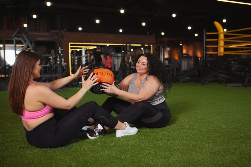 Piękny plus wielkościowe sportsmenki ćwiczy przy gym wpólnie zdjęcia stock Piękny plus wielkościowe sportsmenki ćwiczy przy gym wpólnie zdjęcia stock