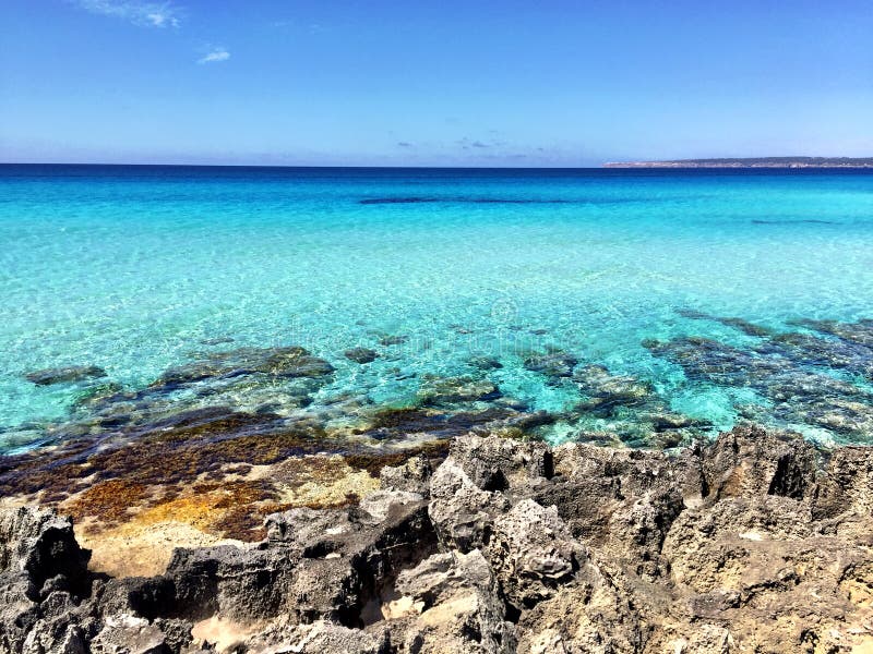 Piękny Pogodny Plażowy dzień w Formentera Hiszpania obraz stock Piękny Pogodny Plażowy dzień w Formentera Hiszpania obraz stock