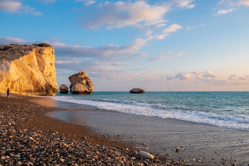 Piękny popołudniowy widok plaża wokoło Petra tou Romiou, także znać jako Aphrodite miejsce narodzin w Paphos, Cypr chłopiec zdjęcie stock Piękny popołudniowy widok plaża wokoło Petra tou Romiou, także znać jako Aphrodite miejsce narodzin w Paphos, Cypr chłopiec zdjęcie stock
