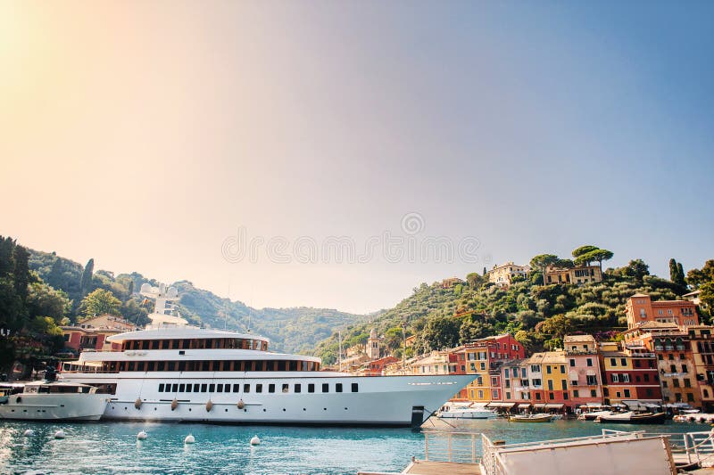 Piękny Portofino z kolorowymi domami, wille, luksusowi jachty i łodzie w małym podpalanym schronieniu, Liguria, Włochy, Europa obrazy stock Piękny Portofino z kolorowymi domami, wille, luksusowi jachty i łodzie w małym podpalanym schronieniu, Liguria, Włochy, Europa obrazy stock