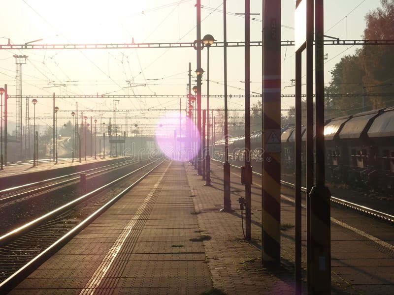 Piękny romantyczny wschód słońca przy dworcem zdjęcia stock Piękny romantyczny wschód słońca przy dworcem zdjęcia stock