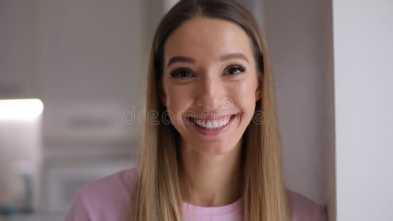 Piękny rozochocony młoda kobieta portret uśmiecha się w domu zbliżenie