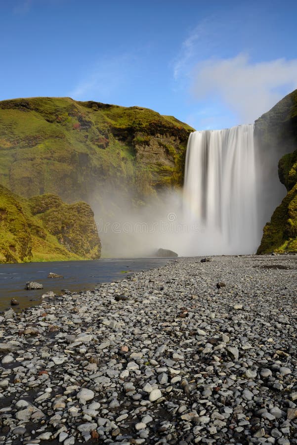 Piękny Skogafoss Zadziwiający krajobraz przy zmierzchem w popularnej siklawie w Iceland fotografia stock Piękny Skogafoss Zadziwiający krajobraz przy zmierzchem w popularnej siklawie w Iceland fotografia stock
