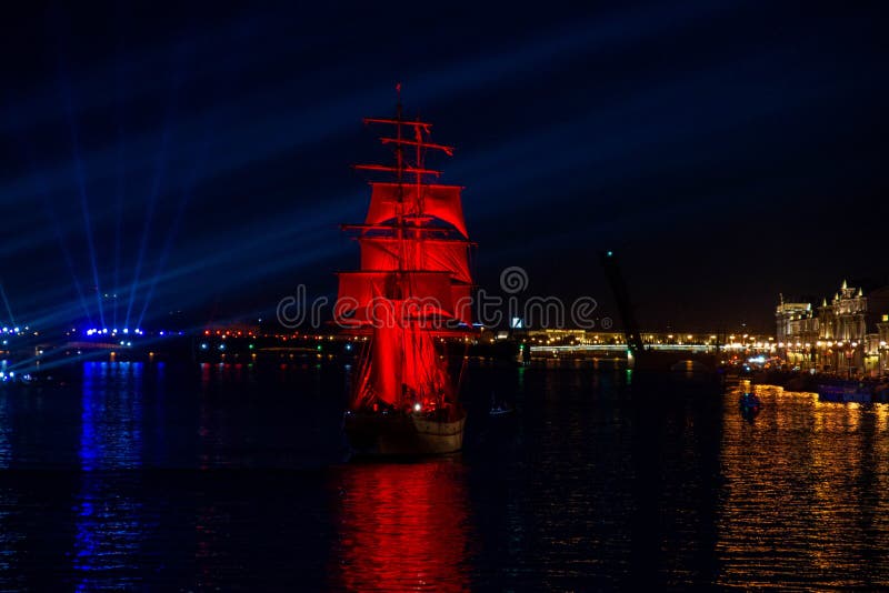 Piękny statek z czerwonymi żaglami na nocnej rzece Scarlet Sails - wspaniały romantyczny występ na rzece Neva w mieście obrazy stock Piękny statek z czerwonymi żaglami na nocnej rzece Scarlet Sails - wspaniały romantyczny występ na rzece Neva w mieście obrazy stock