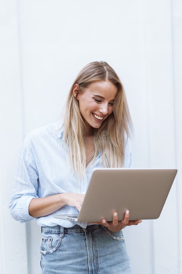 Pi?kny u?miechni?ty dziewczyny mienia laptop obraz stock Pi?kny u?miechni?ty dziewczyny mienia laptop obraz stock