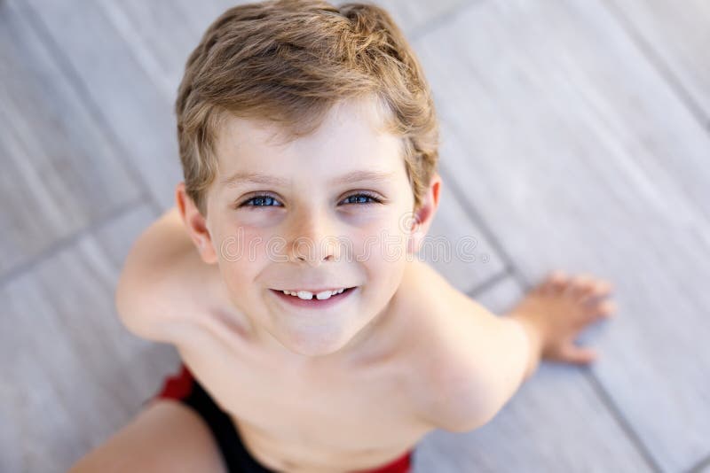 Piękny Uśmiechnięty Little Boy portret na ciepłym pogodnym letnim dniu Szczęśliwy dzieciak patrzeje kamerę Uroczy dziecko z obrazy stock Piękny Uśmiechnięty Little Boy portret na ciepłym pogodnym letnim dniu Szczęśliwy dzieciak patrzeje kamerę Uroczy dziecko z obrazy stock