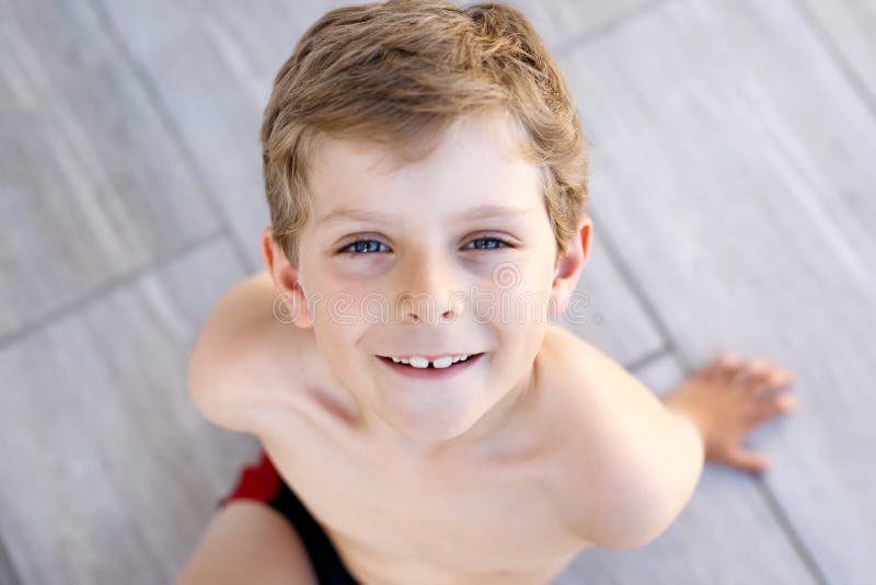 Piękny Uśmiechnięty Little Boy portret na ciepłym pogodnym letnim dniu Szczęśliwy dzieciak patrzeje kamerę Uroczy dziecko z obrazy stock Piękny Uśmiechnięty Little Boy portret na ciepłym pogodnym letnim dniu Szczęśliwy dzieciak patrzeje kamerę Uroczy dziecko z obrazy stock
