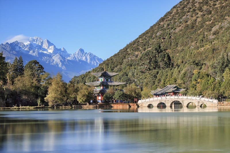 Piękny widok Czarna smoka chabeta, basenu smoka Śnieżna góra w Lijiang i, - zdjęcia royalty free Piękny widok Czarna smoka chabeta, basenu smoka Śnieżna góra w Lijiang i, - zdjęcia royalty free