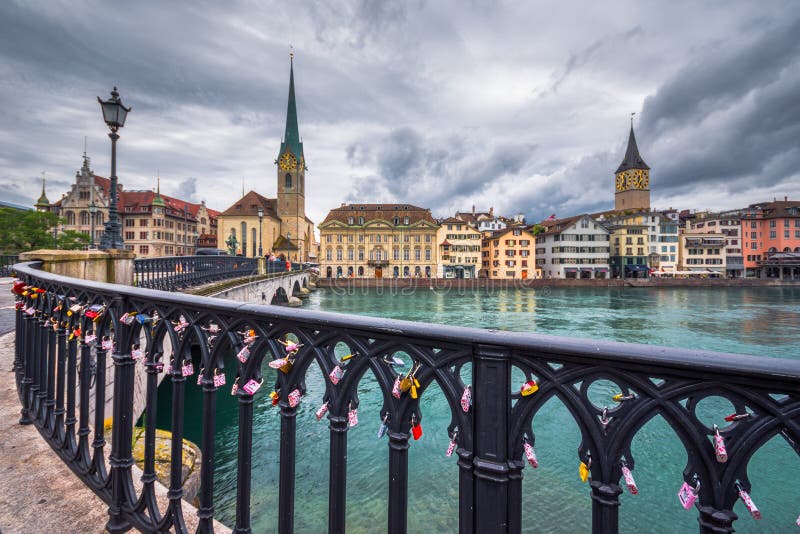 Piękny widok historyczny centrum miasta Zurich z sławnym Fraumunster kościół i Munsterbucke rzeki Limmat skrzyżowaniem zdjęcia stock Piękny widok historyczny centrum miasta Zurich z sławnym Fraumunster kościół i Munsterbucke rzeki Limmat skrzyżowaniem zdjęcia stock