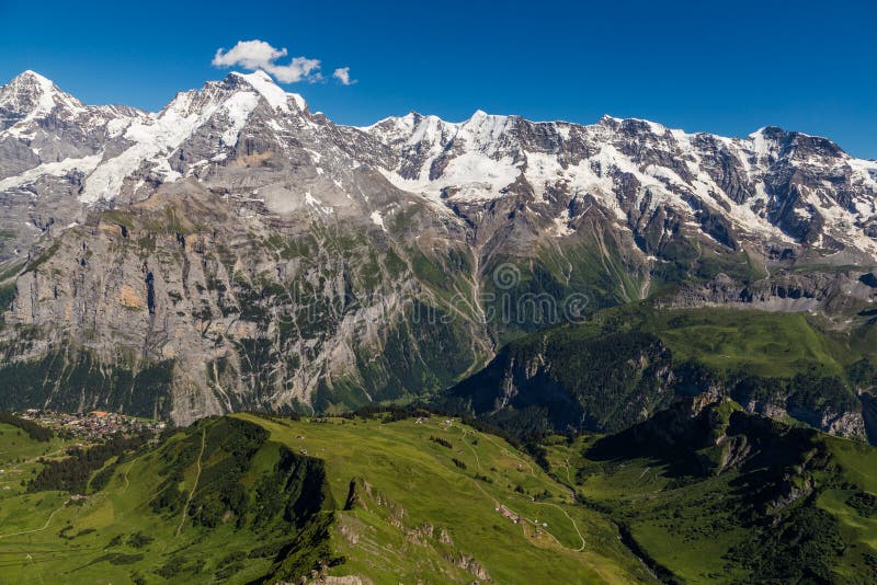 Piękny widok Jungfrau dolina od wierzchołka schilthorni, Szwajcaria obraz royalty free Piękny widok Jungfrau dolina od wierzchołka schilthorni, Szwajcaria obraz royalty free