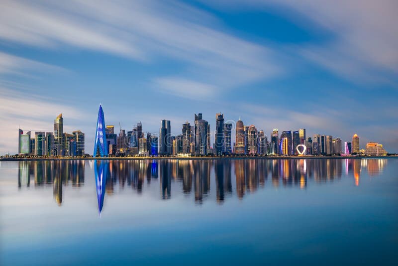 Piękny widok na deskorolkę doha z corniche obrazy royalty free
