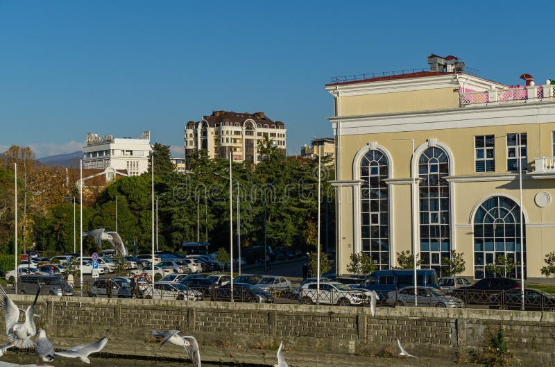 Piękny widok na nasyp w pobliżu komercyjnego portu morskiego w soczi. żółty z galerii handlowej grand marina ze sklepami i butikam fotografia royalty free