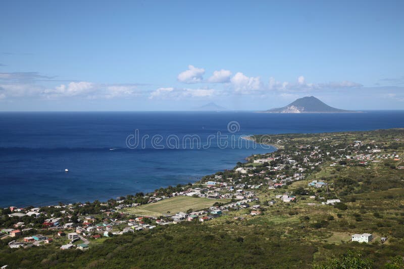 Piękny widok na wybrzeże saint kitts i nevis wyspa na morzu karaibskim obrazy royalty free