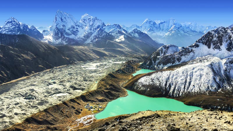 Piękny widok od Gokyo Ri, Everest region, Nepal Piękny widok od Gokyo Ri, Everest region, Nepal