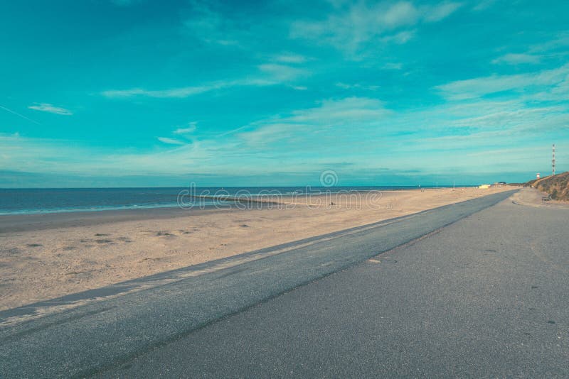 Piękny widok plaży pod zapierającymi dech w piersiach chmurami w borkum niemcy