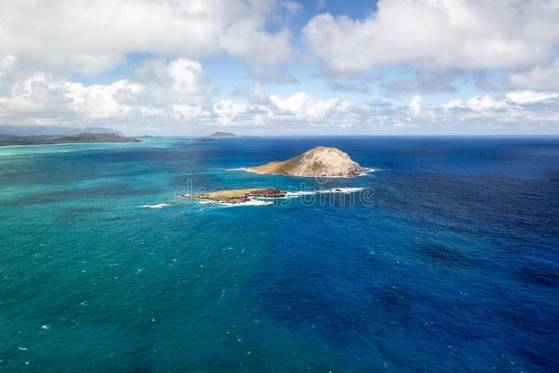Piękny Widok Przybrzeżny Wyspy Królików I Państwowego Sanktuarium Ptaków Kaohikaipu, Jak Widziano W Makapuu Point, Oahu, Hawajach obrazy stock Piękny Widok Przybrzeżny Wyspy Królików I Państwowego Sanktuarium Ptaków Kaohikaipu, Jak Widziano W Makapuu Point, Oahu, Hawajach obrazy stock