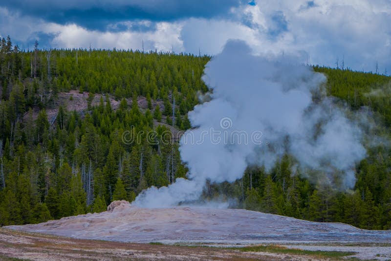 Piękny widok stary wierny gejzeru basen lokalizować w Yellowstone parku narodowym, otaczającym opary z zielenią zdjęcie royalty free Piękny widok stary wierny gejzeru basen lokalizować w Yellowstone parku narodowym, otaczającym opary z zielenią zdjęcie royalty free