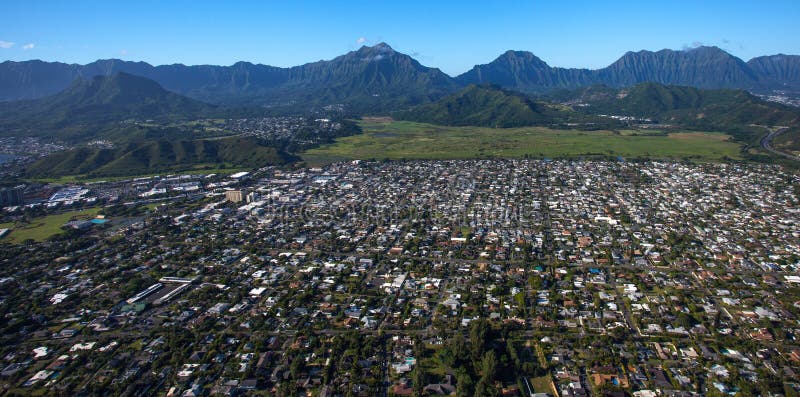 Piękny widok z lotu ptaka Kailua, Oahu Hawaje na zielonej i dżdżystej dowietrznej stronie wyspa obraz stock Piękny widok z lotu ptaka Kailua, Oahu Hawaje na zielonej i dżdżystej dowietrznej stronie wyspa obraz stock