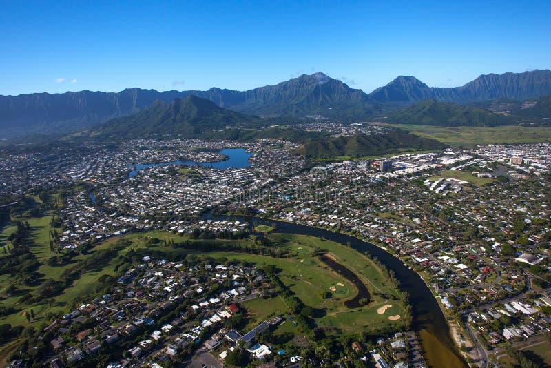 Piękny widok z lotu ptaka Kailua, Oahu Hawaje na zielonej i dżdżystej dowietrznej stronie wyspa zdjęcie stock Piękny widok z lotu ptaka Kailua, Oahu Hawaje na zielonej i dżdżystej dowietrznej stronie wyspa zdjęcie stock