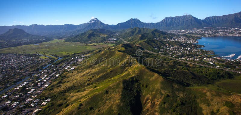 Piękny widok z lotu ptaka Kaneohe zatoka i H3 autostrada na Oahu, Hawaje obraz stock Piękny widok z lotu ptaka Kaneohe zatoka i H3 autostrada na Oahu, Hawaje obraz stock