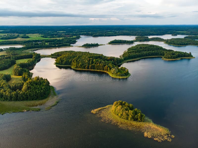 Piękny widok z lotu ptaka Moletai region lub swój jeziora, sławny Sceniczny lato wieczór krajobraz w Lithuania zdjęcie royalty free Piękny widok z lotu ptaka Moletai region lub swój jeziora, sławny Sceniczny lato wieczór krajobraz w Lithuania zdjęcie royalty free