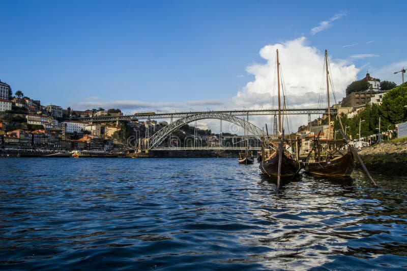 Piękny widok łodzi w rzece douro z dom luis i bridge w tle w porto portugal