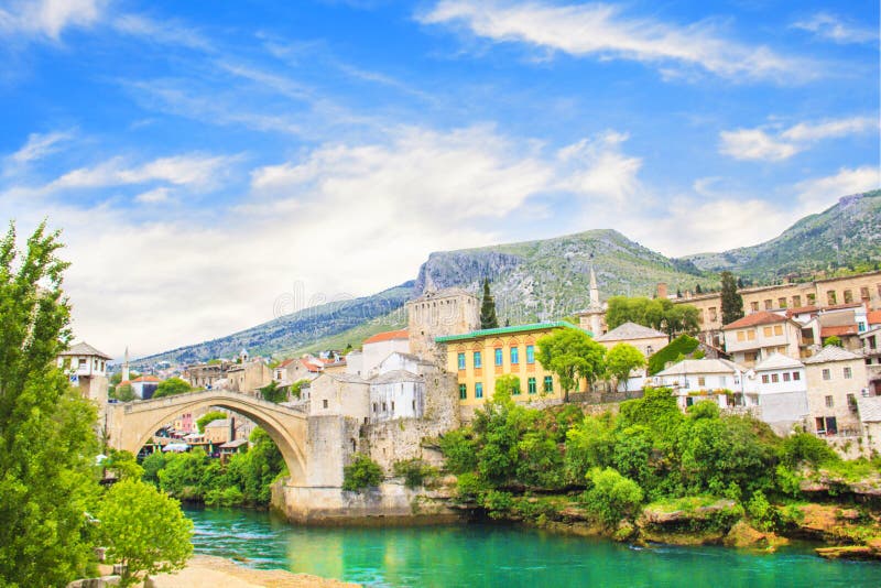 Piękny widok średniowieczny miasteczko Mostar od Starego mosta w Bośnia i Herzegovina zdjęcie stock Piękny widok średniowieczny miasteczko Mostar od Starego mosta w Bośnia i Herzegovina zdjęcie stock
