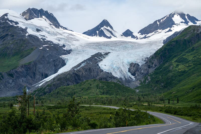 Piękny Worthington lodowiec wzdłuż Alaska ` s Richardson autostrady blisko Valdez Alaska Chmurzący dzień zdjęcia stock