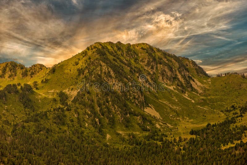 Piękny wschód słońca nad Pyrenees halnymi fotografia stock Piękny wschód słońca nad Pyrenees halnymi fotografia stock