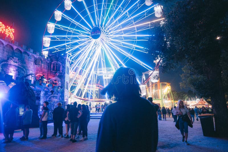 Piękny wysoki kolorowy Ferris toczy wewnątrz parka podczas festiwalu zdjęcia stock Piękny wysoki kolorowy Ferris toczy wewnątrz parka podczas festiwalu zdjęcia stock