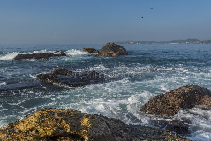 Piękny zadziwiający krajobraz skalisty brzeg przy wyspą przy oceanem zdjęcia stock Piękny zadziwiający krajobraz skalisty brzeg przy wyspą przy oceanem zdjęcia stock