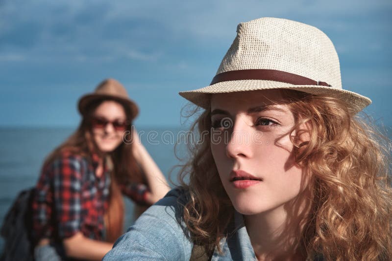 piękny zamkniętej dziewczyny portret zamknięty kłamstwa mężczyzna noutbook plenerowi krótkopędu potomstwa zdjęcie stock piękny zamkniętej dziewczyny portret zamknięty kłamstwa mężczyzna noutbook plenerowi krótkopędu potomstwa zdjęcie stock
