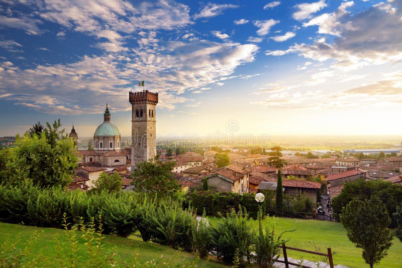 Piękny zmierzchu widok Lonato Del Garda, miasteczko i comune w prowinci Brescia, Włochy zdjęcia royalty free Piękny zmierzchu widok Lonato Del Garda, miasteczko i comune w prowinci Brescia, Włochy zdjęcia royalty free