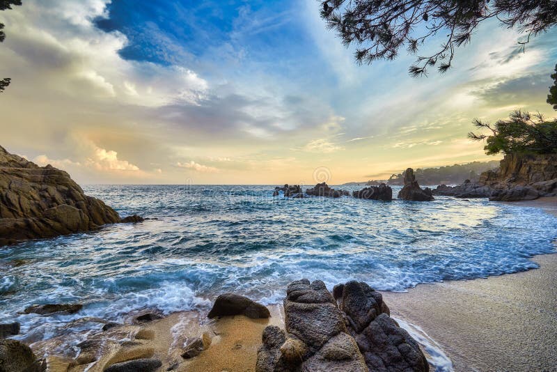 Piękny zmierzchu światło w Costa Brava Hiszpania, blisko grodzkiego Palamos obrazy stock Piękny zmierzchu światło w Costa Brava Hiszpania, blisko grodzkiego Palamos obrazy stock