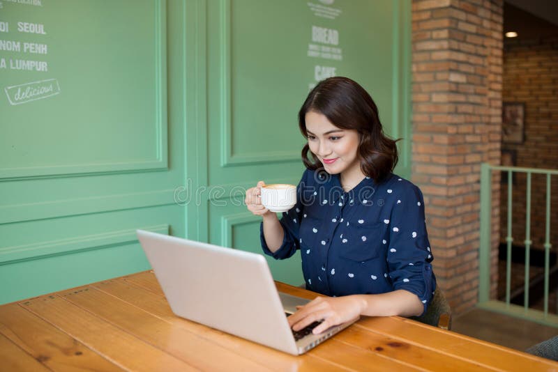 Piękny śliczny azjatykci młody bizneswoman w cukiernianym, używać lapt zdjęcia stock Piękny śliczny azjatykci młody bizneswoman w cukiernianym, używać lapt zdjęcia stock