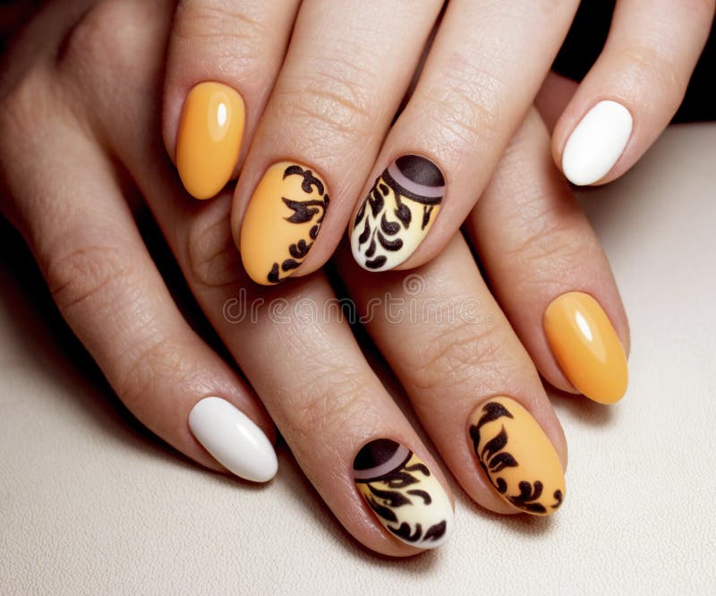 Piękny żółty manicure'u projekt dla gwoździ Gwoździa projekta sztuka obraz royalty free Piękny żółty manicure'u projekt dla gwoździ Gwoździa projekta sztuka obraz royalty free