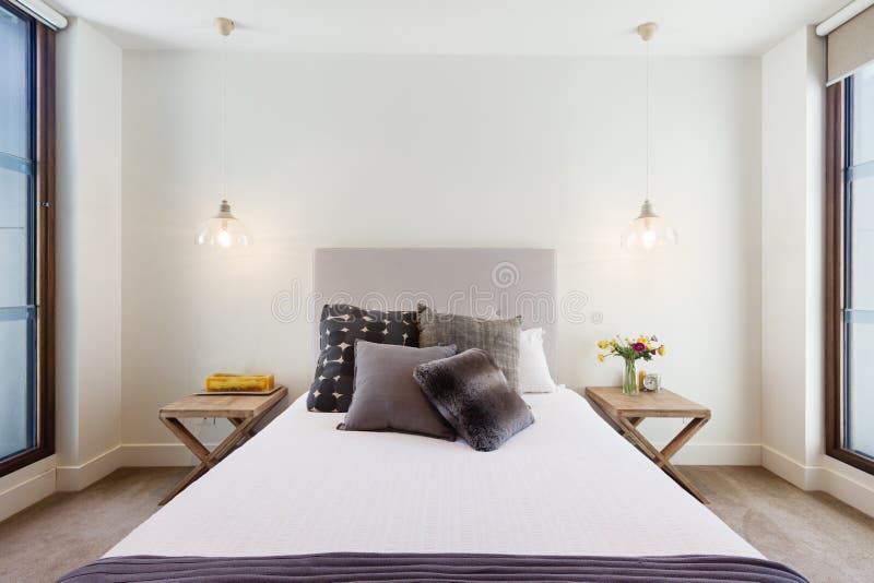 Pięknych hamptons sypialni stylowy wystrój w luksusu domu wnętrzu