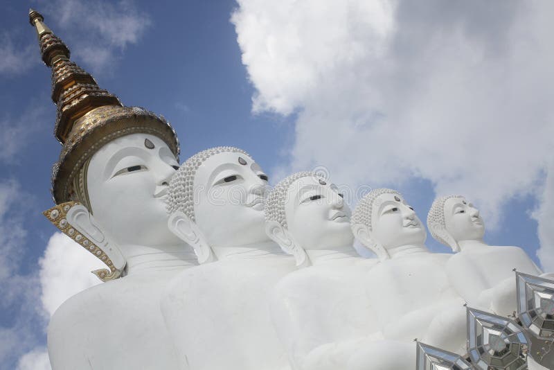 Pięć białych Buddha statui siedzi well wyrównanie przed niebieskim niebem i dekoruje cudownego atrakcyjnego lustro obraz stock Pięć białych Buddha statui siedzi well wyrównanie przed niebieskim niebem i dekoruje cudownego atrakcyjnego lustro obraz stock
