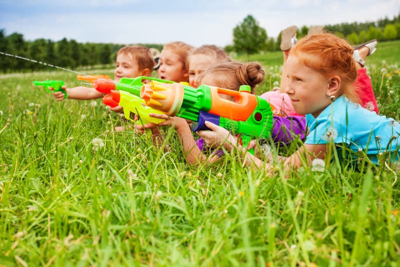 Pięć dzieciaków sztuka z wodnymi pistoletami