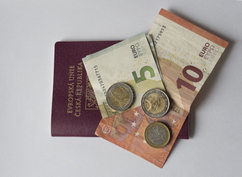 Pięć i dziesięć euro banka rachunek i euro moneta na UE pas dwa i jeden fotografia royalty free Pięć i dziesięć euro banka rachunek i euro moneta na UE pas dwa i jeden fotografia royalty free