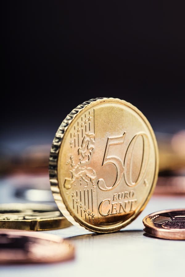 Pięćdziesiąt centów moneta na krawędzi banka euro pięć ostrości sto pieniądze nutowa arkana banknot waluty euro konceptualny 55 1 obrazy stock Pięćdziesiąt centów moneta na krawędzi banka euro pięć ostrości sto pieniądze nutowa arkana banknot waluty euro konceptualny 55 1 obrazy stock