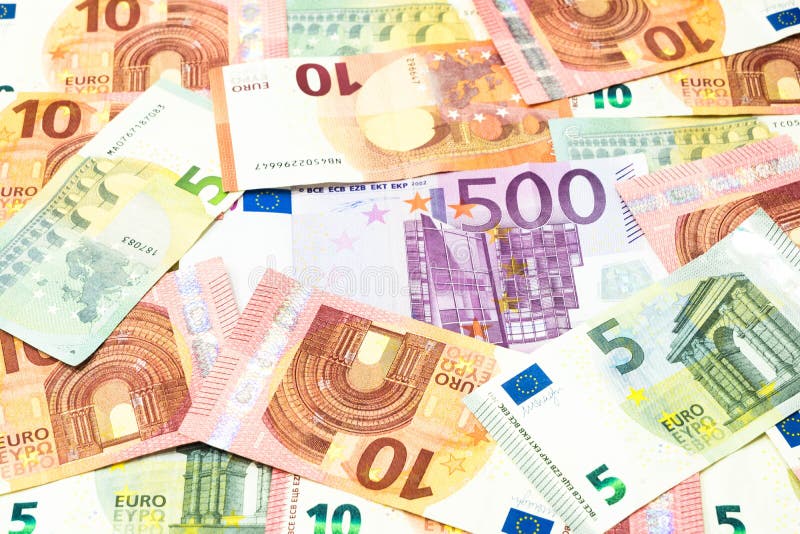 Pięćset euro rachunek w stosie pięć i dziesięć euro tło zdjęcia stock Pięćset euro rachunek w stosie pięć i dziesięć euro tło zdjęcia stock