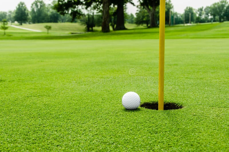 Piłka golfowa na lipon zieleń zdjęcie stock Piłka golfowa na lipon zieleń zdjęcie stock