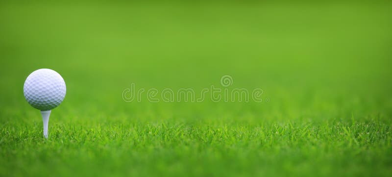 Piłka golfowa na tle zielonej trawy zdjęcia royalty free