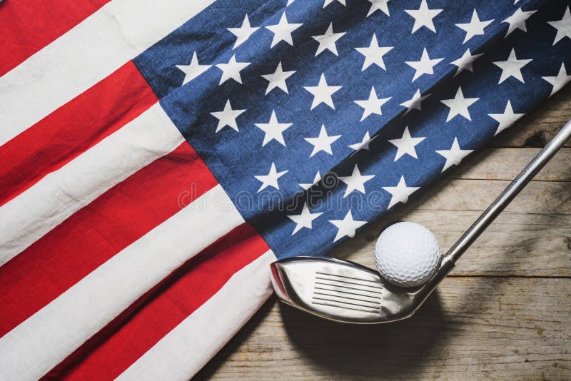 Piłka golfowa z flaga usa na drewno stole zdjęcia royalty free