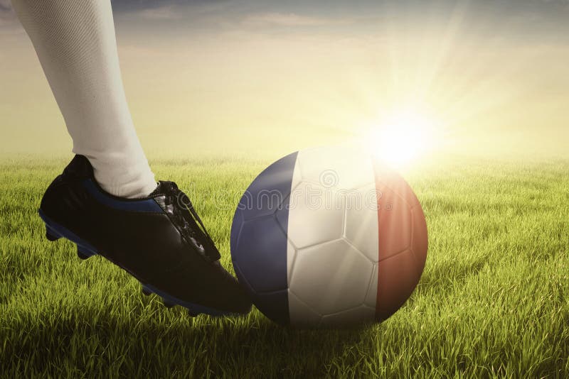 Piłka kopiąca graczem futbolu na trawie obraz royalty free Piłka kopiąca graczem futbolu na trawie obraz royalty free
