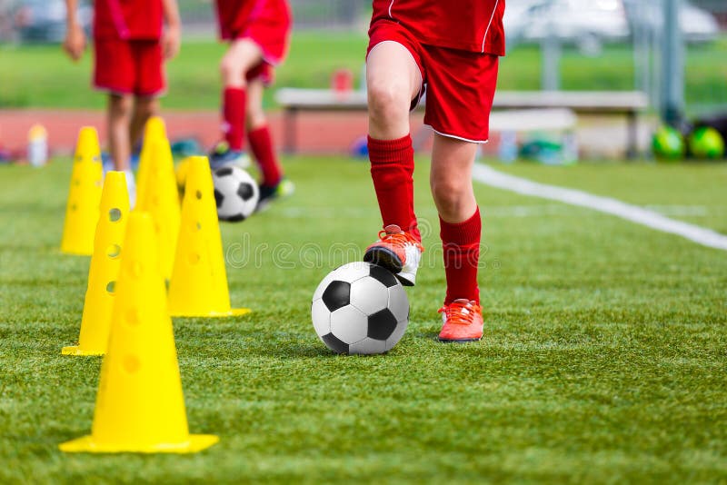 Piłka nożna gracze futbolu podczas drużynowego szkolenia przed dopasowaniem Ćwiczenia dla futbolowej piłki nożnej młodości drużyn obrazy royalty free Piłka nożna gracze futbolu podczas drużynowego szkolenia przed dopasowaniem Ćwiczenia dla futbolowej piłki nożnej młodości drużyn obrazy royalty free